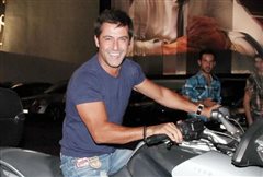 Τα πρώτα πολύ ευχάριστα νέα: Βίντεο με τον Κωνσταντίνο Αγγελίδη να περπατά και να οδηγεί αυτοκίνητο 6 χρόνια μετά το τροχαίο