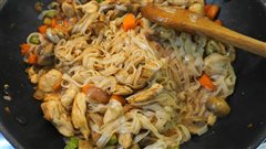 Noodles με κοτόπουλο και ταϊλανδέζικη σάλτσα
