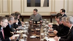 Πάνω από 4.000 επιχείρησαν να περάσουν στις Καστανιές - φώτο από τη σύσκεψη