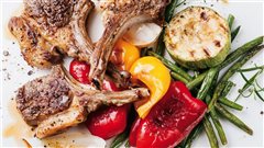 Παϊδάκια ψητά στο σχαροτήγανο με σάλτσα γιαουρτιού