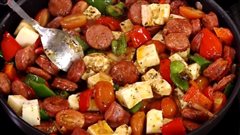 Τηγανιά με χωριάτικο λουκάνικο σύγλινο και γραβιέρα