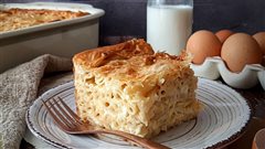 Mακαρονόπιτα με μπεσαμέλ και τραγανό φύλλο