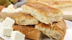 Τυρόπιτα με πικάντικη φέτα γραβιέρα, γιαούρτι