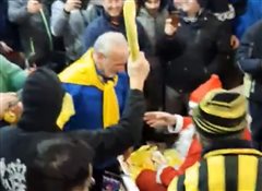 Θεσσαλονίκη: Κοτόπουλα και αγγούρια μοίρασε ο Αρειανός Άγιος Βασίλης (βιντεο)