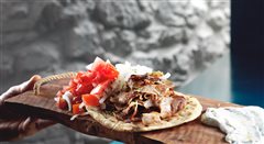 Πατάτες στο χέρι, γύρος-όνειρο: Το σουβλατζίδικο με τις αυθεντικές γεύσεις που θα λατρέψεις απ’ την πρώτη μπουκιά (Pics)