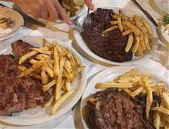 Κόντρα στην ακρίβεια: 3 οικονομικές ταβέρνες με χορταστικά πιάτα που αποθεώνονται από τους πάντες