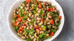 Μαυρομάτικα σαλάτα με πιπεριές και ντοματίνια