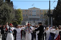 Ξέφρενος χορός στην Ερμού και στην πλατεία Κοτζιά