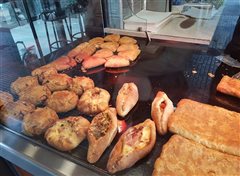 Μετά από ξενύχτι, επιβάλλεται: Το μυθικό μαγαζί με τις σφολιάτες-όνειρο που όμοιές τους δεν έχεις ξαναφάει (pics)