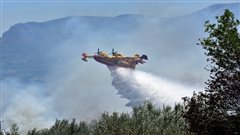 Σε εξέλιξη δασική πυρκαγιά στην Αμφιθέα