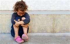 Επιβαρύνει τις νοητικές ικανότητες η φτώχεια στην παιδική ηλικία