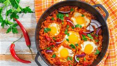 Αυγά σακσούκα με πάστα πιπεριάς