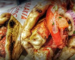 Απλό, τίμιο και οικονομικό: Το σουβλάκι που μεγάλωσε ολόκληρες γενιές δεν αλλάζει εδώ και 70 χρόνια τη μυστική συνταγή του (Pics)