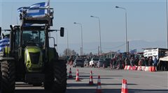 Αγρότες στα μπλόκα με αμείωτη ένταση