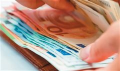 Στους τραπεζικούς λογαριασμούς σήμερα οι αυξήσεις μισθών από τη νέα φορολογική κλίμακα