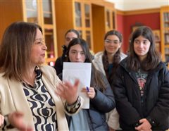 Καλαμαριά: Μικροί δημοσιογράφοι ανέκριναν την δήμαρχο! (φωτο)