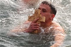 Η στιγμή που ο 23χρονος Στέργιος πιάνει τον Σταυρό στη Θεσσαλονίκη