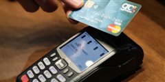 Αυξάνεται το όριο ανέπαφων συναλλαγών από τα 25 στα 50 ευρώ