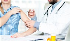 Ξεκινά ο εμβολιασμός για τη γρίπη - Ποιοι ανήκουν στις ομάδες υψηλού κινδύνου 