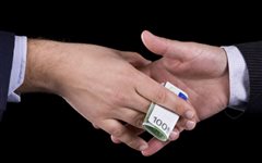 Θεσσαλονίκη: Δίωξη σε τρεις εφοριακούς για μίζα 100.000 ευρώ!