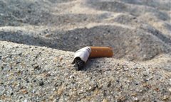 Ο δήμος Θερμαϊκού διανέμει 50.000 χάρτινα τασάκια άμμου