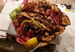 Τεράστιο, οικονομικό και πεντανόστιμο: Το σουβλάκι που έγινε talk of the town είναι το νο1 σε μέγεθος, τιμή και ποιότητα (Pics)