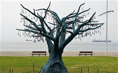 «Άνθισε» το φωτοβολταϊκό δέντρο στη Νέα Παραλία με 500 led