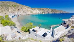 Μετρημένες θέσεις, μαγευτικό τοπίο: Η πιο καθαρή παραλία της Ελλάδας με τα πολύχρωμα σύρματα που βλέπεις το βυθό από μακριά