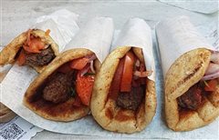 Γενιές μεγάλωσαν μαζί του: Το σουβλάκι με τα 4 μόνο υλικά που έμαθε όλη η Ελλάδα (pics)