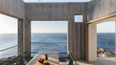 Λες κι είσαι μέσα στη θάλασσα: Το σπίτι που κρέμεται απ’ το βράχο είναι το κόσμημα της Καρπάθου (Pics)