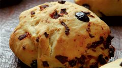 Ψωμάκια με λιαστές ντομάτες και ελιές